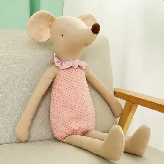 doudou souris rose assis sur canape