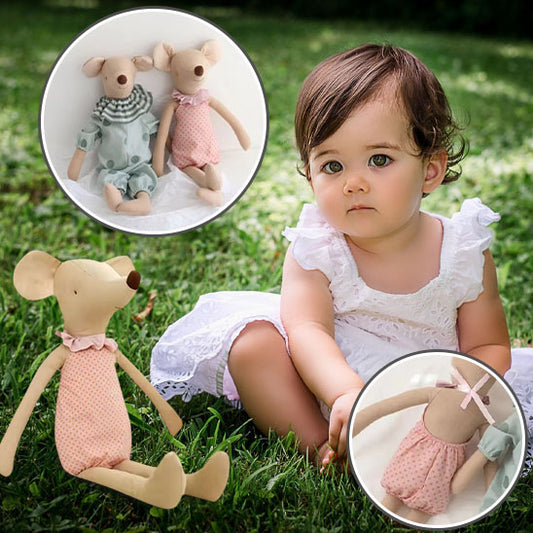 petite fille joue avec doudou